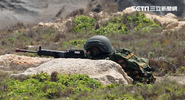 為驗證外島地區特攻作戰能力，金防部所屬兩棲營於67點實施特攻突擊作戰操演。（記者邱榮吉/金門拍攝）