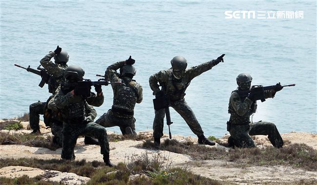 兩棲營海龍蛙兵實施目標區突擊與破壞。（記者邱榮吉/金門拍攝）