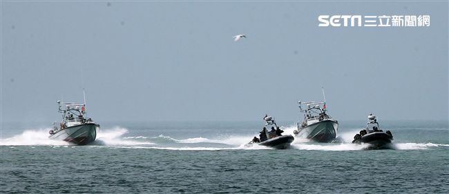 兩棲營成功艇及突擊快艇奔馳在海面上實施滲透。（記者邱榮吉/金門拍攝）