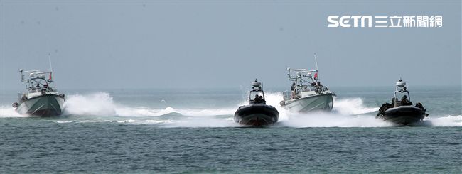 兩棲營成功艇及突擊快艇奔馳在海面上實施滲透。（記者邱榮吉/金門拍攝）