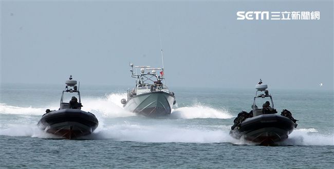 兩棲營成功艇及突擊快艇奔馳在海面上實施滲透。（記者邱榮吉/金門拍攝）