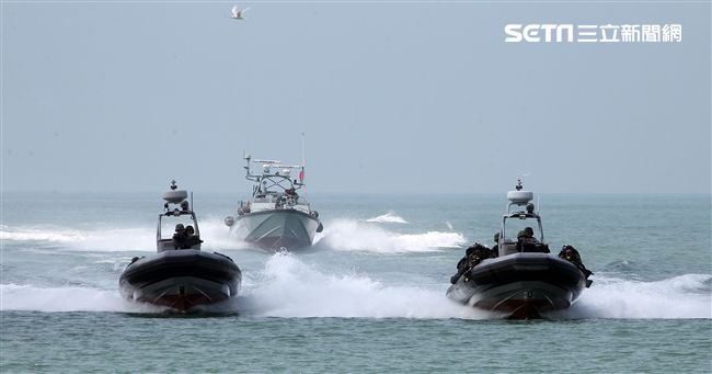 兩棲營成功艇及突擊快艇奔馳在海面上實施滲透。（記者邱榮吉/金門拍攝）