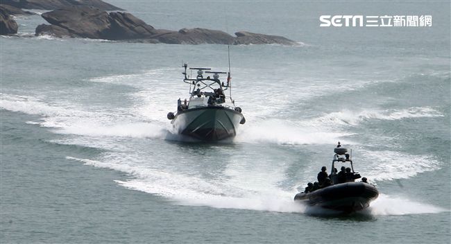 兩棲營成功艇及突擊快艇奔馳在海面上實施滲透。（記者邱榮吉/金門拍攝）