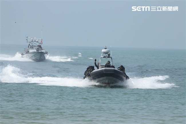 兩棲營成功艇及突擊快艇奔馳在海面上實施滲透。（記者邱榮吉/金門拍攝）