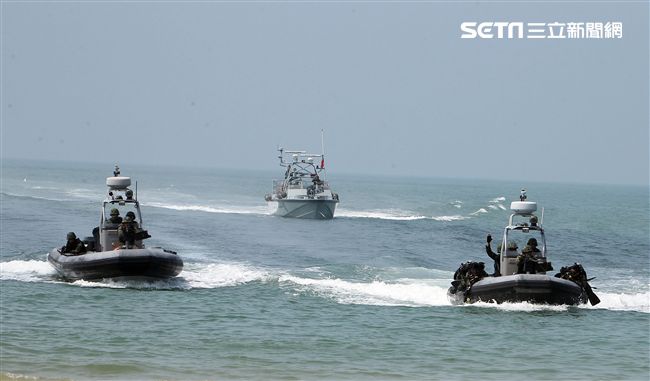 兩棲營成功艇及突擊快艇奔馳在海面上實施滲透。（記者邱榮吉/金門拍攝）