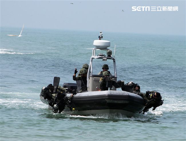 兩棲營海龍蛙兵從海上實施滲透。（記者邱榮吉/金門拍攝）