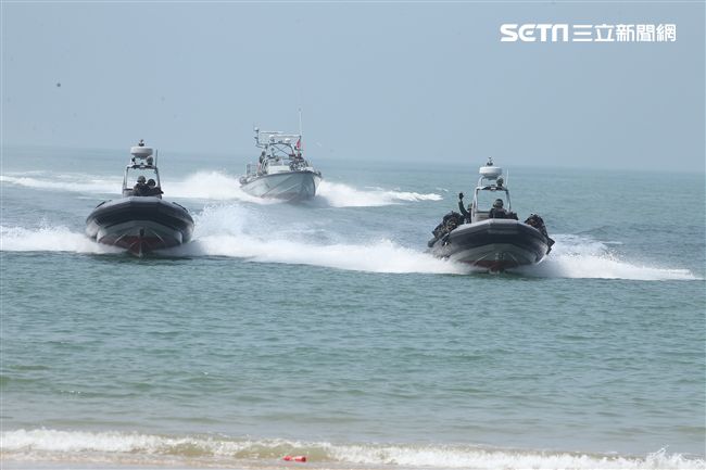 兩棲營成功艇及突擊快艇奔馳在海面上實施滲透。（記者邱榮吉/金門拍攝）