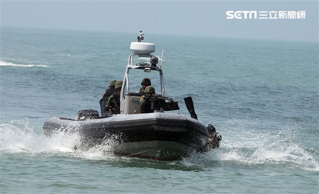 兩棲營海龍蛙兵從海上實施滲透。（記者邱榮吉/金門拍攝）