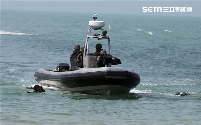 兩棲營海龍蛙兵從海上實施滲透。（記者邱榮吉/金門拍攝）