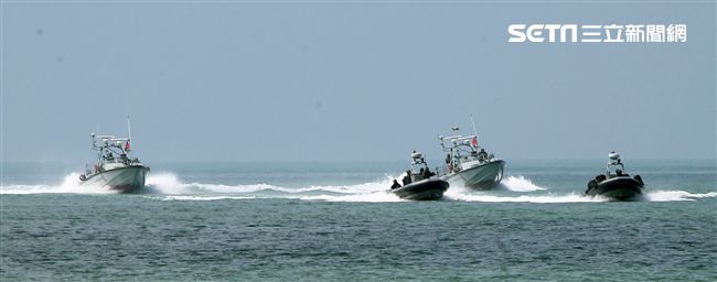 兩棲營成功艇及突擊快艇奔馳在海面上實施滲透。（記者邱榮吉/金門拍攝）