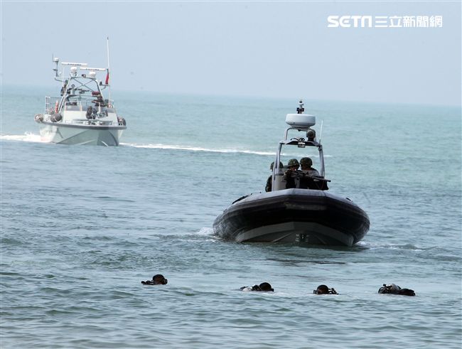 兩棲營海龍蛙兵從海上實施滲透。（記者邱榮吉/金門拍攝）