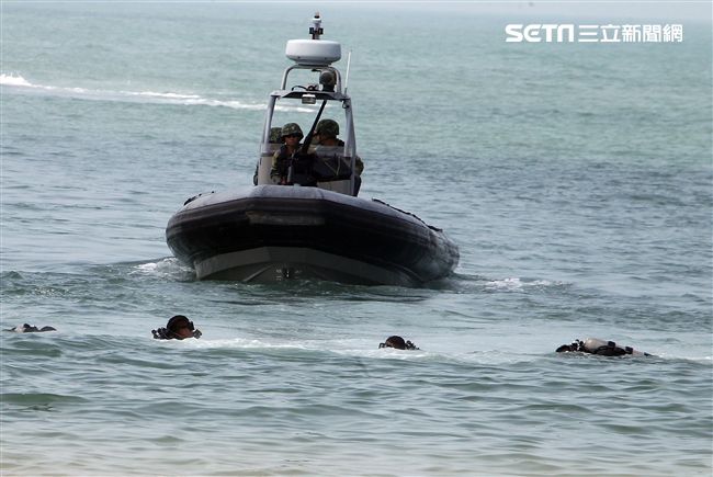 兩棲營海龍蛙兵從海上實施滲透。（記者邱榮吉/金門拍攝）