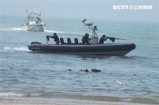 兩棲營海龍蛙兵從海上實施滲透。（記者邱榮吉/金門拍攝）