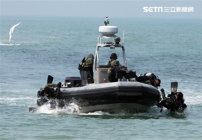 兩棲營海龍蛙兵從海上實施滲透。（記者邱榮吉/金門拍攝）
