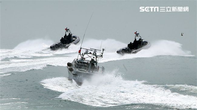 兩棲營海龍蛙兵從突擊快艇登陸上實施敵火下迅速撤離。（記者邱榮吉/金門拍攝）