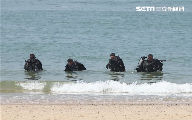兩棲營海龍蛙兵從海上實施滲透。（記者邱榮吉/金門拍攝）