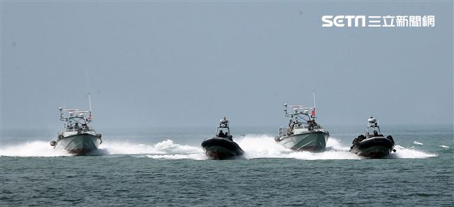 兩棲營成功艇及突擊快艇奔馳在海面上實施滲透。（記者邱榮吉/金門拍攝）