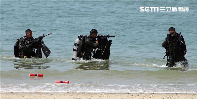 兩棲營海龍蛙兵從海上實施滲透。（記者邱榮吉/金門拍攝）
