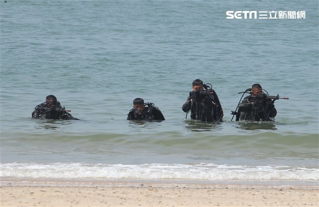 兩棲營海龍蛙兵從海上實施滲透。（記者邱榮吉/金門拍攝）