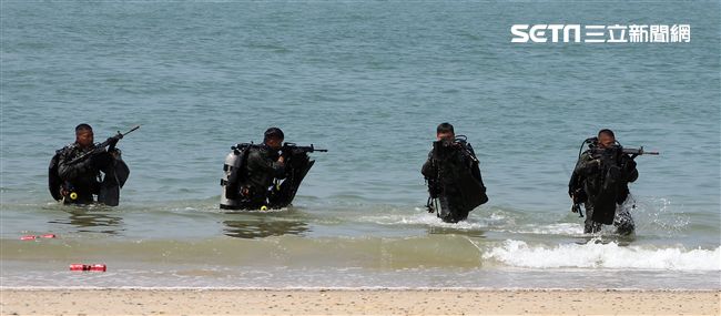 兩棲營海龍蛙兵從海上實施滲透。（記者邱榮吉/金門拍攝）