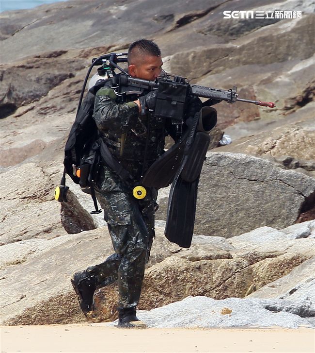 兩棲營海龍蛙兵從海上實施滲透。（記者邱榮吉/金門拍攝）