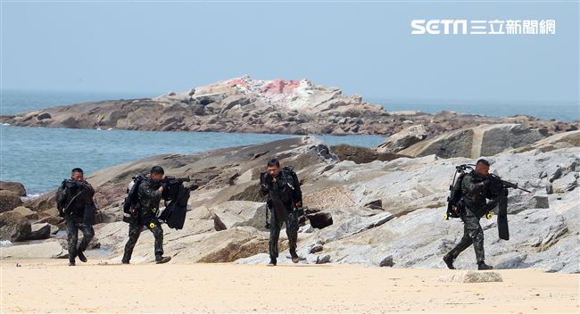 兩棲營海龍蛙兵從海上實施滲透。（記者邱榮吉/金門拍攝）