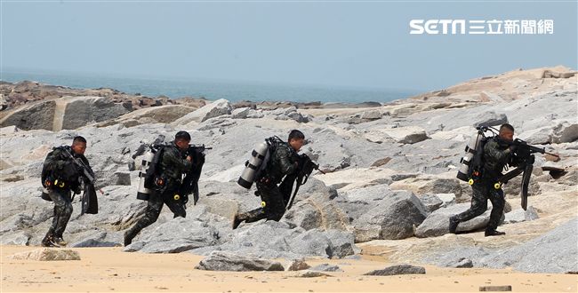 兩棲營海龍蛙兵從海上實施滲透。（記者邱榮吉/金門拍攝）