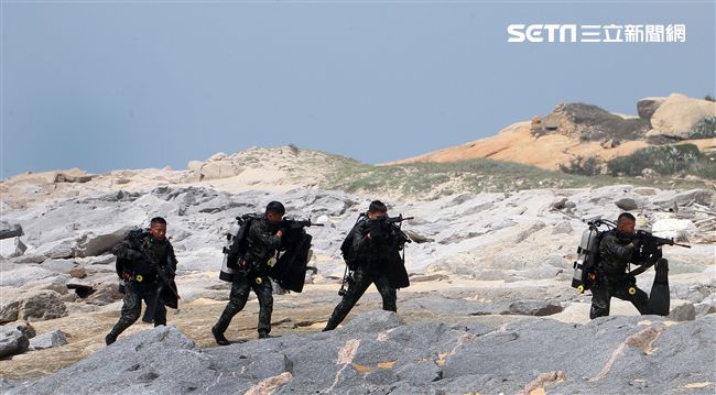 兩棲營海龍蛙兵從海上實施滲透。（記者邱榮吉/金門拍攝）