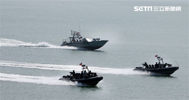 兩棲營成功艇及突擊快艇奔馳在海面上實施滲透。（記者邱榮吉/金門拍攝）