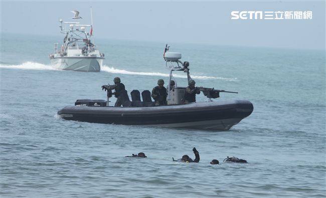 兩棲營海龍蛙兵從海上實施滲透。（記者邱榮吉/金門拍攝）
