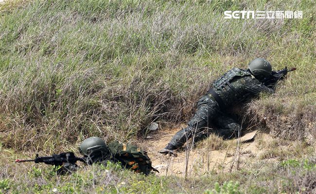 為驗證外島地區特攻作戰能力，金防部所屬兩棲營於67點實施特攻突擊作戰操演。（記者邱榮吉/金門拍攝）