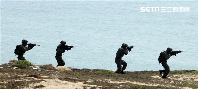 為驗證外島地區特攻作戰能力，金防部所屬兩棲營於67點實施特攻突擊作戰操演。（記者邱榮吉/金門拍攝）