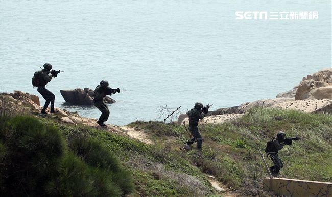 為驗證外島地區特攻作戰能力，金防部所屬兩棲營於67點實施特攻突擊作戰操演。（記者邱榮吉/金門拍攝）