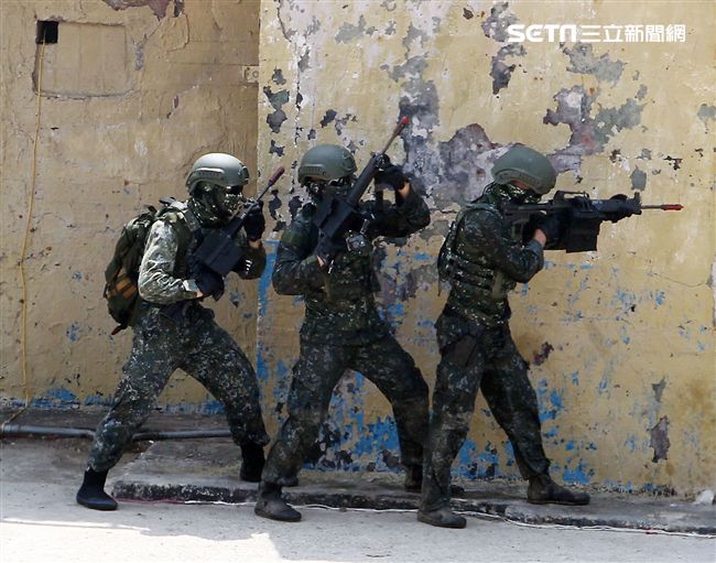 兩棲營海龍蛙兵實施目標區突擊與破壞。（記者邱榮吉/金門拍攝）