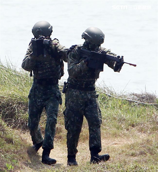 為驗證外島地區特攻作戰能力，金防部所屬兩棲營於67點實施特攻突擊作戰操演。（記者邱榮吉/金門拍攝）