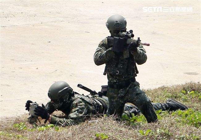 為驗證外島地區特攻作戰能力，金防部所屬兩棲營於67點實施特攻突擊作戰操演。（記者邱榮吉/金門拍攝）