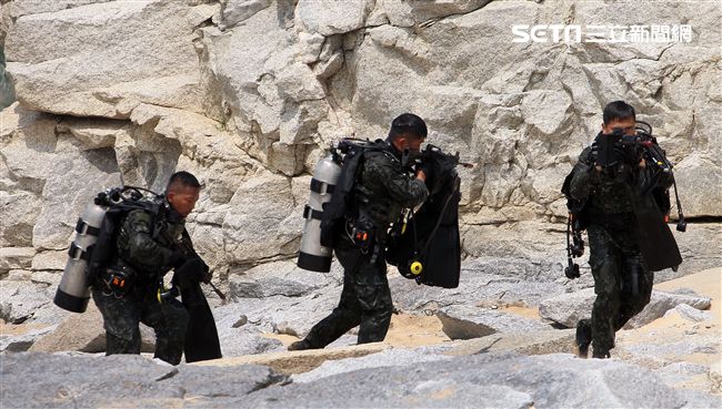 兩棲營海龍蛙兵從海上實施滲透。（記者邱榮吉/金門拍攝）
