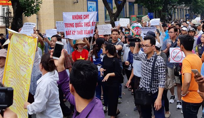 不滿經濟特區法　越南民眾上街頭示威
