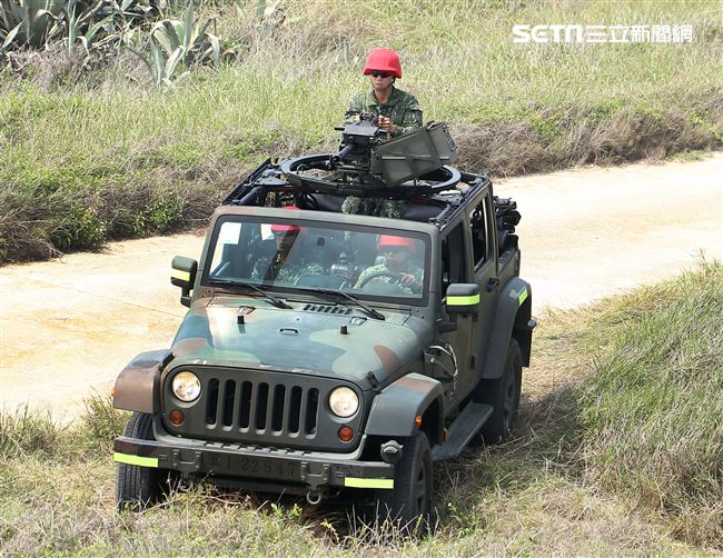 為驗證外島地區特攻作戰能力，金防部所屬兩棲營於67點實施特攻突擊作戰操演。（記者邱榮吉/金門拍攝）