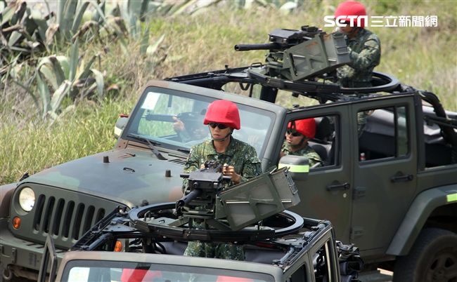 為驗證外島地區特攻作戰能力，金防部所屬兩棲營於67點實施特攻突擊作戰操演。（記者邱榮吉/金門拍攝）