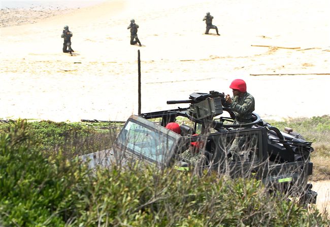 為驗證外島地區特攻作戰能力，金防部所屬兩棲營於67點實施特攻突擊作戰操演。（記者邱榮吉/金門拍攝）