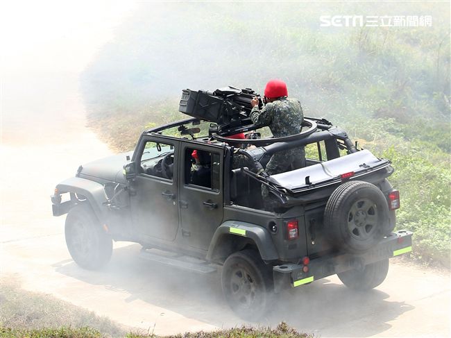 為驗證外島地區特攻作戰能力，金防部所屬兩棲營於67點實施特攻突擊作戰操演。（記者邱榮吉/金門拍攝）