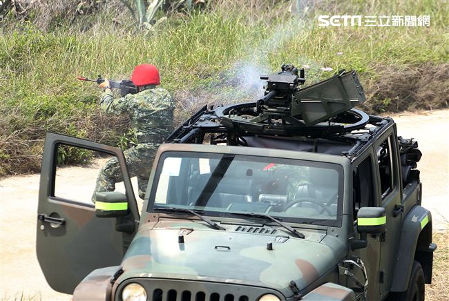 為驗證外島地區特攻作戰能力，金防部所屬兩棲營於67點實施特攻突擊作戰操演。（記者邱榮吉/金門拍攝）