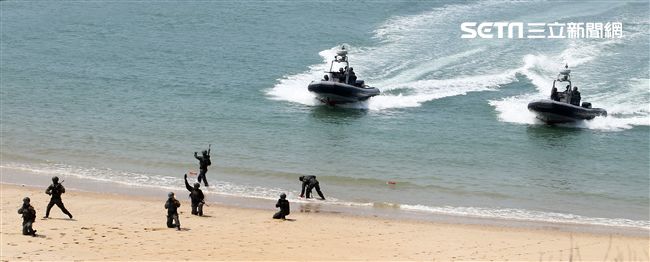 兩棲營海龍蛙兵從突擊快艇登陸上實施敵火下迅速撤離。（記者邱榮吉/金門拍攝）