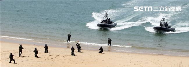 兩棲營海龍蛙兵從突擊快艇登陸上實施敵火下迅速撤離。（記者邱榮吉/金門拍攝）