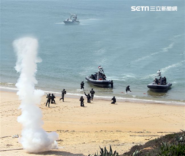 兩棲營海龍蛙兵從突擊快艇登陸上實施敵火下迅速撤離。（記者邱榮吉/金門拍攝）