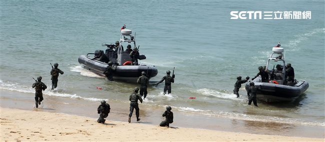 兩棲營海龍蛙兵從突擊快艇登陸上實施敵火下迅速撤離。（記者邱榮吉/金門拍攝）