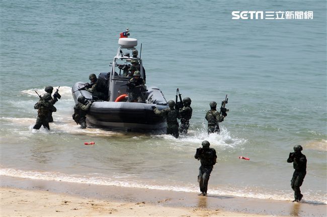兩棲營海龍蛙兵從突擊快艇登陸上實施敵火下迅速撤離。（記者邱榮吉/金門拍攝）