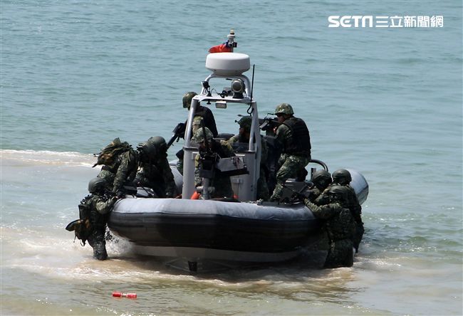 兩棲營海龍蛙兵從突擊快艇登陸上實施敵火下迅速撤離。（記者邱榮吉/金門拍攝）