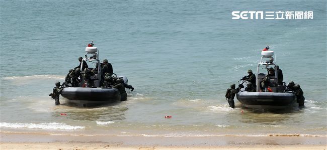 兩棲營海龍蛙兵從突擊快艇登陸上實施敵火下迅速撤離。（記者邱榮吉/金門拍攝）